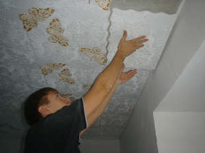 Как укрепить плитку на потолок