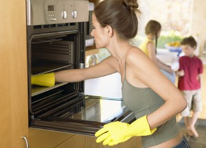 Как можно отчистить духовку от пригоревшего жира