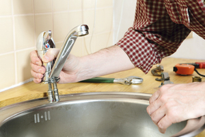 Инструкции для замены смесителя воды на кухне своими руками