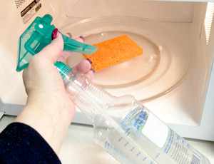 Использование средства для мытья посуды для очистки микроволновки