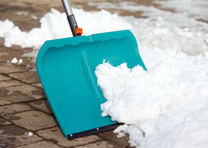 Как можно быстро очистить ступеньки и порог от снега