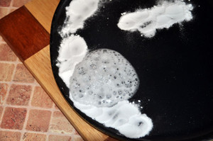Сода, соль и уксус  - помощь в очистке посуды от нагара
