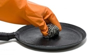 Металлическая губка помогает очистить сильно загрязненную посуду