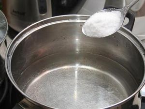 Описание способа очистки кастрюль от нагара с помощью поваренной соли