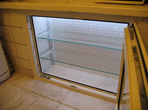 Зимний холодильник под окном можно использовать и сегодня