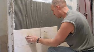Как положить плитку на стену самому